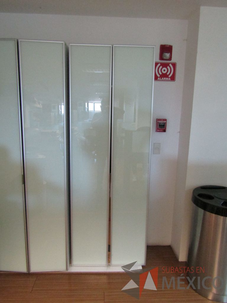 Lote 101 - Gabinete con 2 puertas y 3 entrepaños - Imagen 3