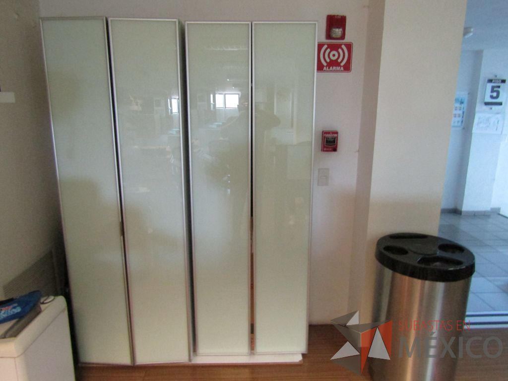 Lote 101 - Gabinete con 2 puertas y 3 entrepaños - Imagen 4