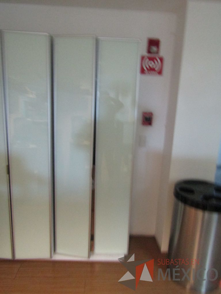 Lote 101 - Gabinete con 2 puertas y 3 entrepaños - Imagen 5