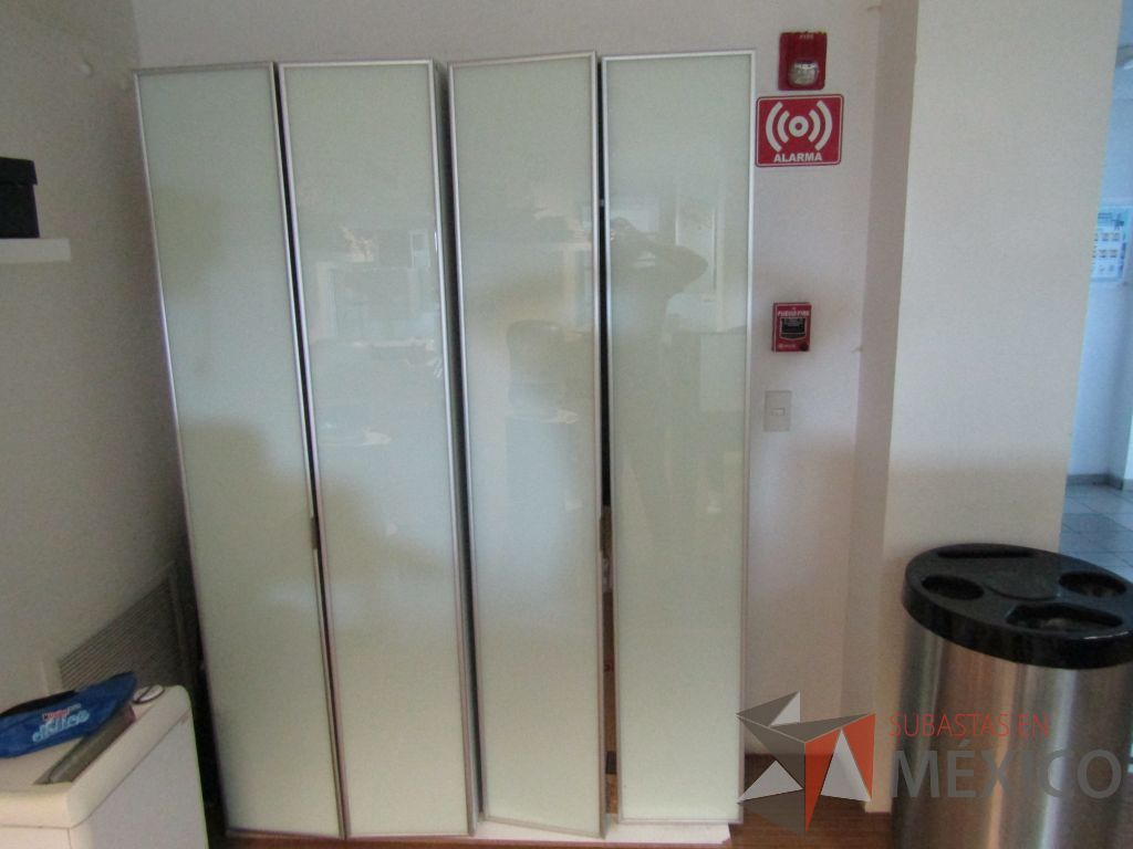 Lote 101 - Gabinete con 2 puertas y 3 entrepaños - Imagen 6