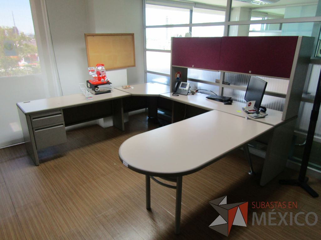 Lote 180 - Escritorio en herradura con archivero de pedestal de 2 cajones y 2 gavetas sobrepuestas - Imagen 2
