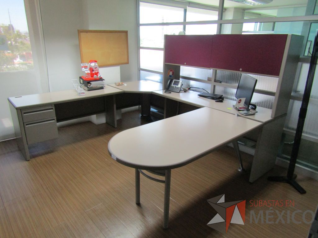 Lote 180 - Escritorio en herradura con archivero de pedestal de 2 cajones y 2 gavetas sobrepuestas - Imagen 3