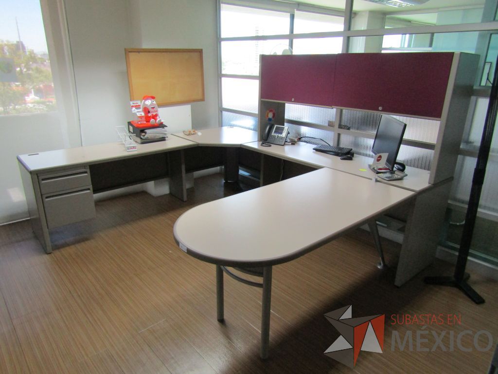 Lote 180 - Escritorio en herradura con archivero de pedestal de 2 cajones y 2 gavetas sobrepuestas - Imagen 4