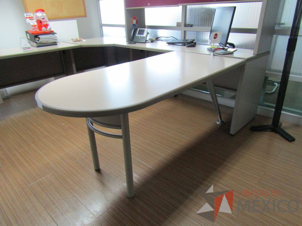 Lote 180 - Escritorio en herradura con archivero de pedestal de 2 cajones y 2 gavetas sobrepuestas - Imagen 5