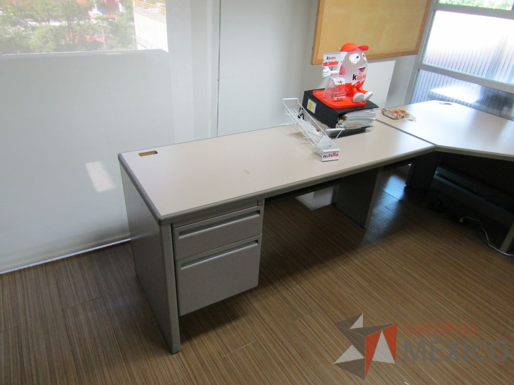 Lote 180 - Escritorio en herradura con archivero de pedestal de 2 cajones y 2 gavetas sobrepuestas - Imagen 6