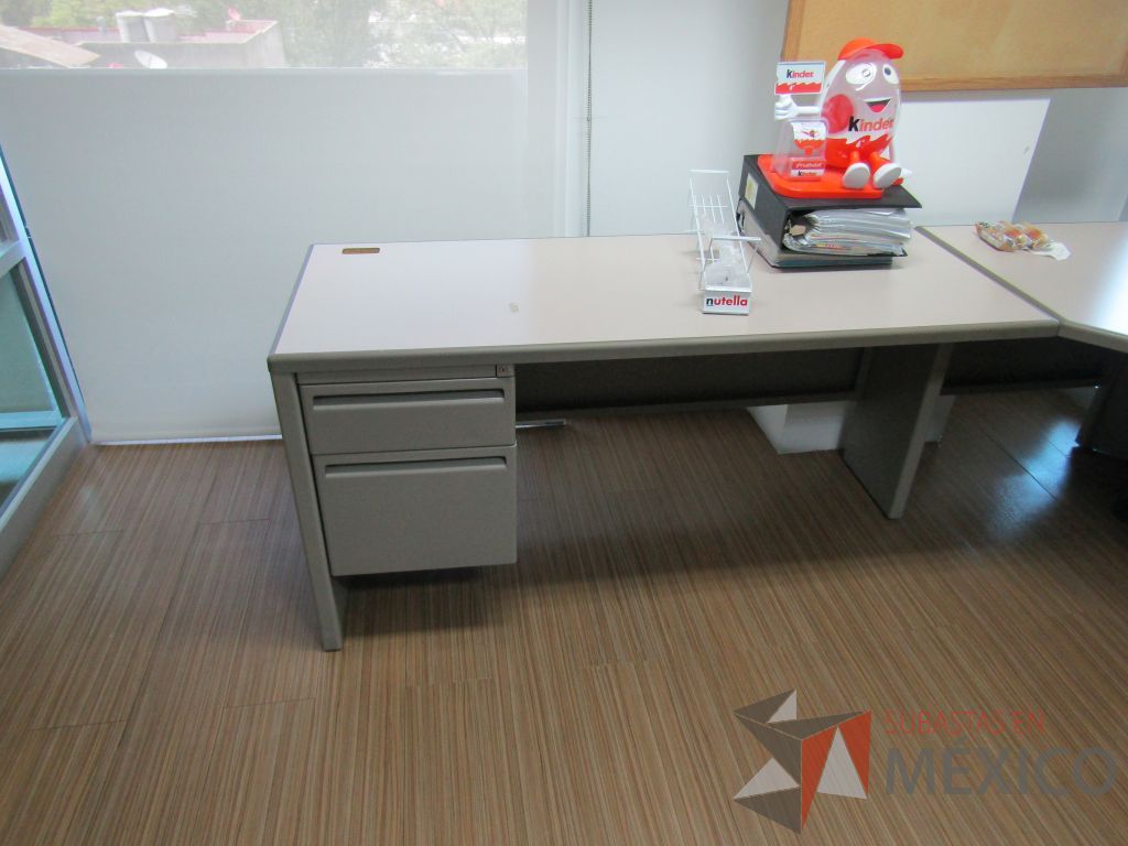 Lote 180 - Escritorio en herradura con archivero de pedestal de 2 cajones y 2 gavetas sobrepuestas - Imagen 7