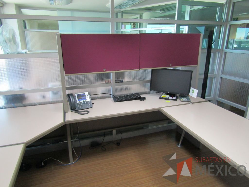 Lote 180 - Escritorio en herradura con archivero de pedestal de 2 cajones y 2 gavetas sobrepuestas - Imagen 9