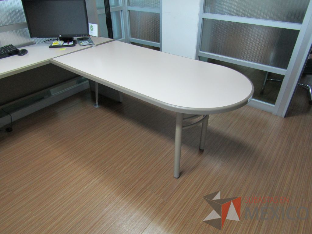 Lote 180 - Escritorio en herradura con archivero de pedestal de 2 cajones y 2 gavetas sobrepuestas - Imagen 10