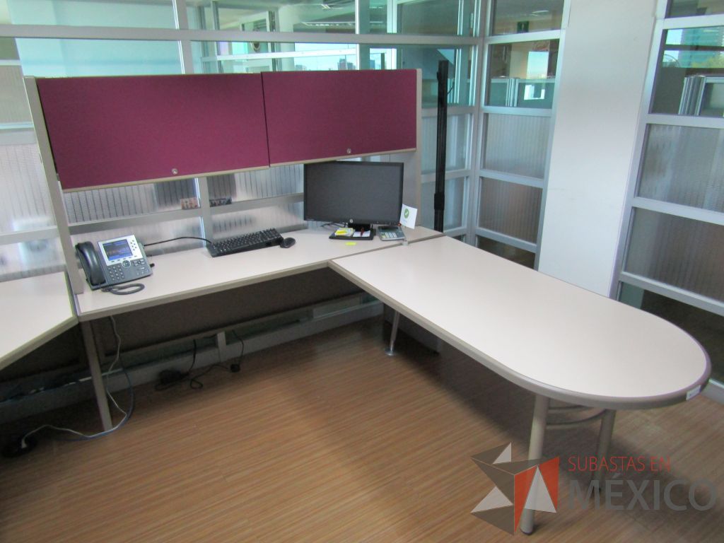 Lote 180 - Escritorio en herradura con archivero de pedestal de 2 cajones y 2 gavetas sobrepuestas - Imagen 12