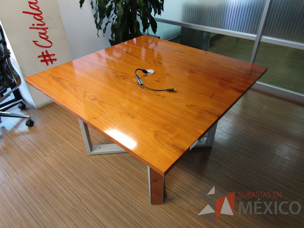 Lote 142 - Mesa de trabajo con estructura metálica y base color madera con orificio para cable - Imagen 3