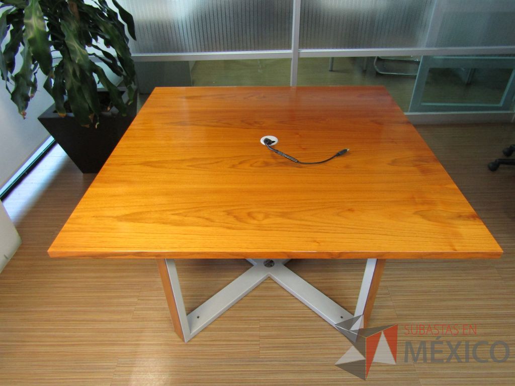 Lote 142 - Mesa de trabajo con estructura metálica y base color madera con orificio para cable - Imagen 4