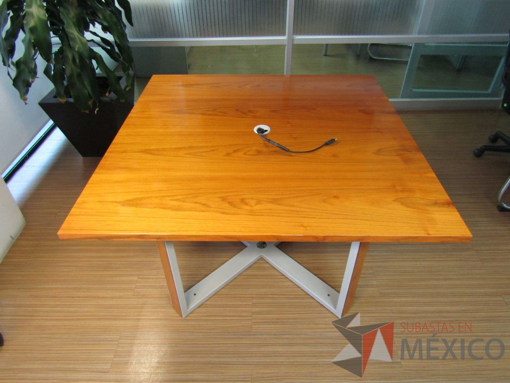 Lote 142 - Mesa de trabajo con estructura metálica y base color madera con orificio para cable