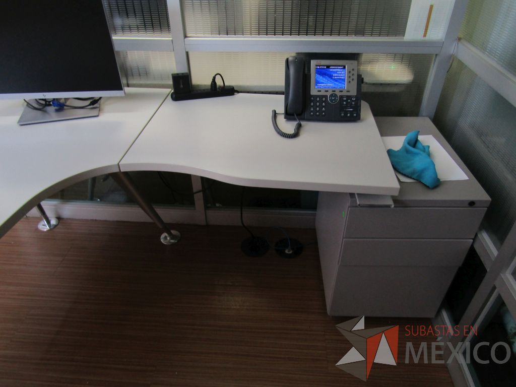 Lote 186 - Escritorio en escuadra con archivero de 3 cajones - Imagen 8