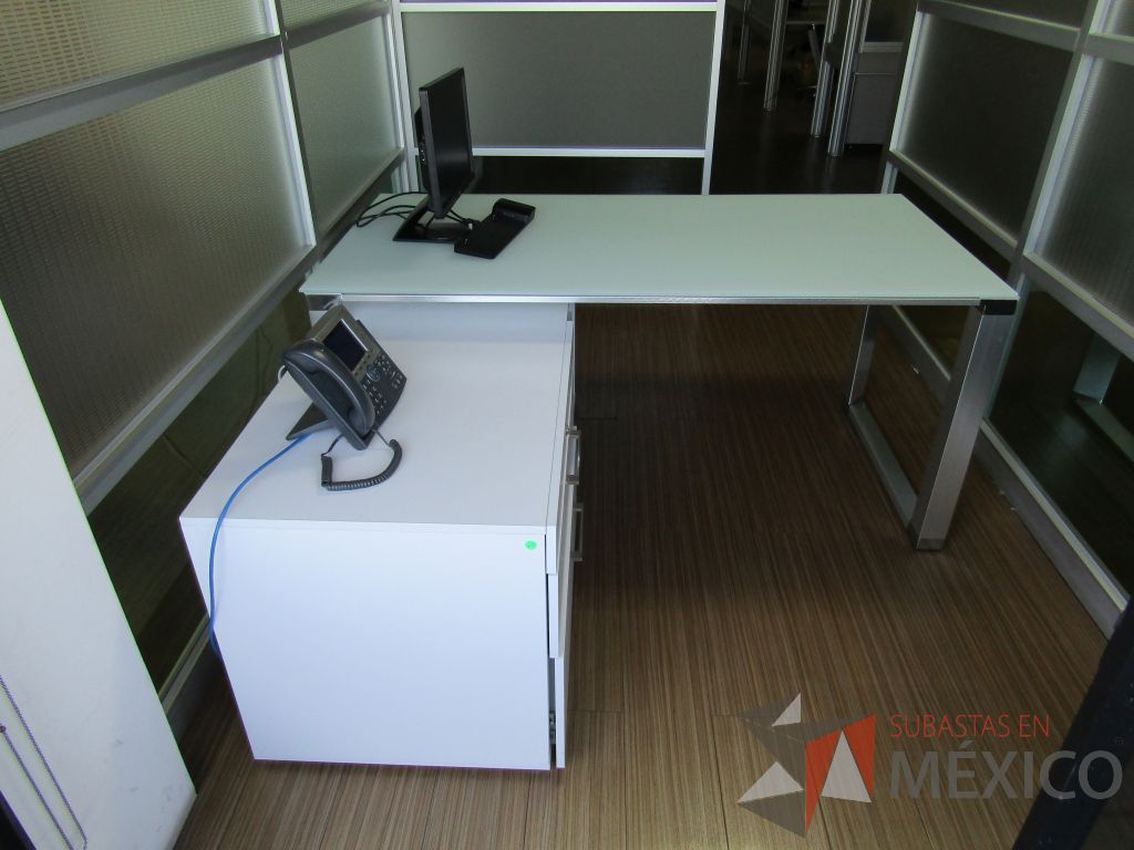 Lote 194 - Escritorio recargado sobre credenza con 3 cajones y 1 entrepaño - Imagen 2