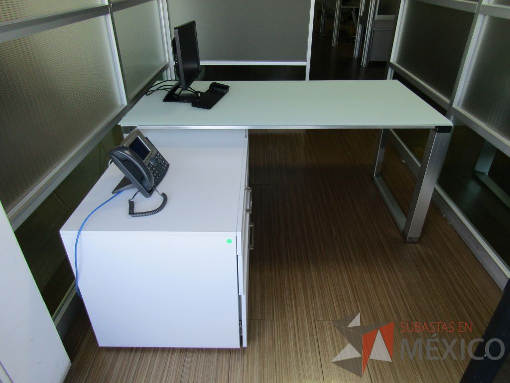 Lote 194 - Escritorio recargado sobre credenza con 3 cajones y 1 entrepaño - Imagen 3