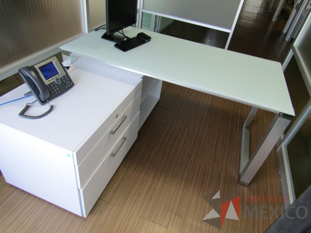 Lote 194 - Escritorio recargado sobre credenza con 3 cajones y 1 entrepaño - Imagen 4