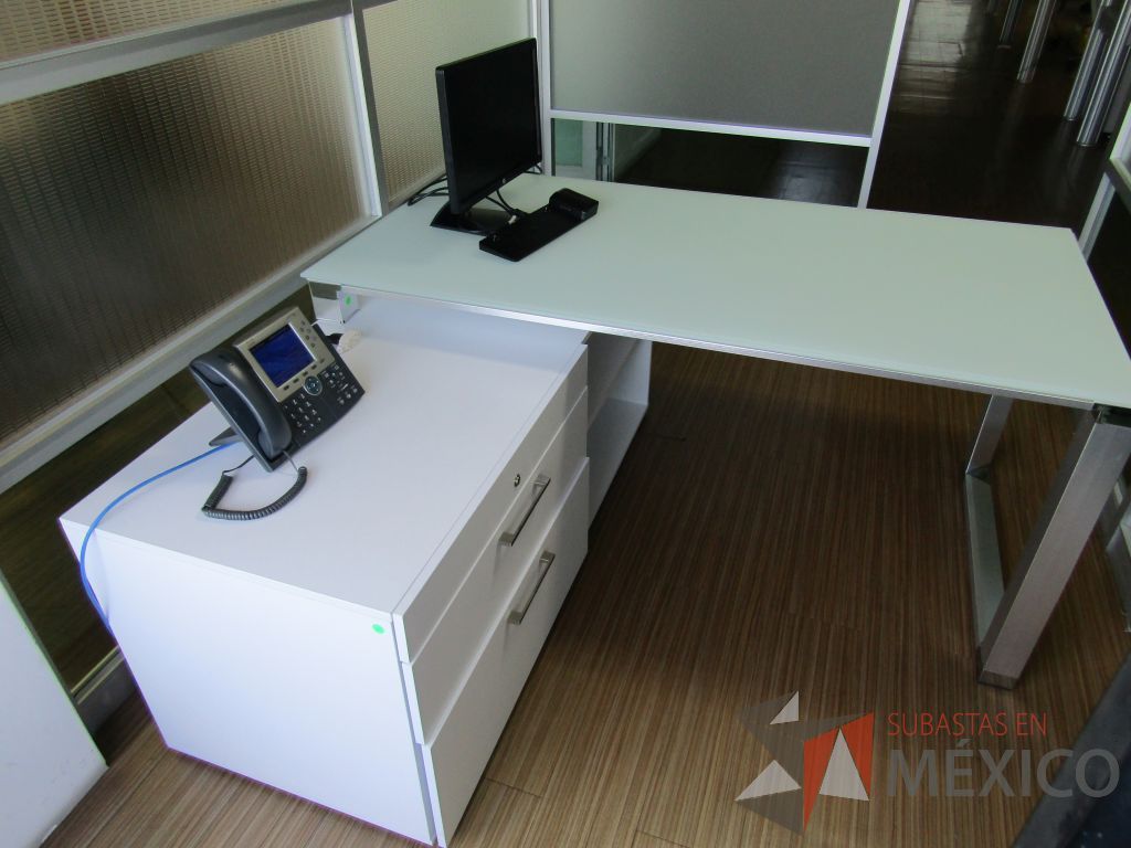 Lote 194 - Escritorio recargado sobre credenza con 3 cajones y 1 entrepaño