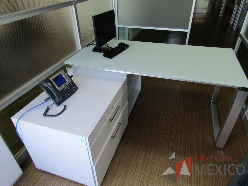Lote 194 - Escritorio recargado sobre credenza con 3 cajones y 1 entrepaño - Imagen 5