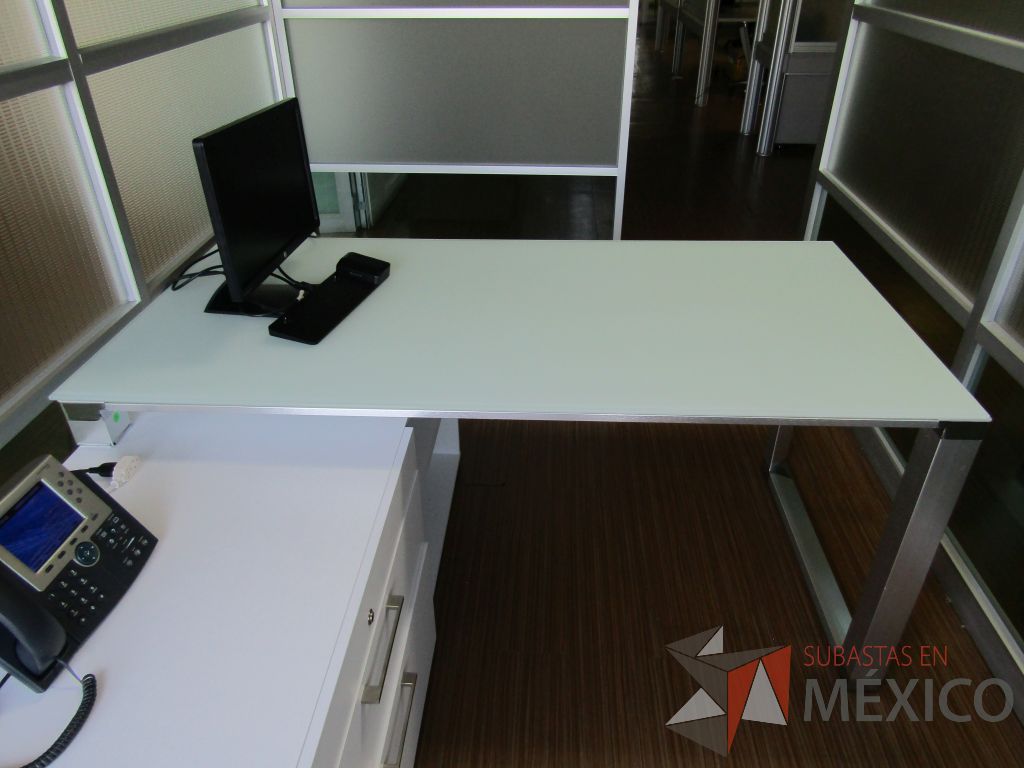 Lote 194 - Escritorio recargado sobre credenza con 3 cajones y 1 entrepaño - Imagen 6