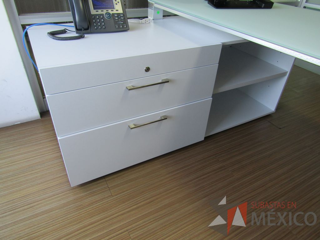 Lote 194 - Escritorio recargado sobre credenza con 3 cajones y 1 entrepaño - Imagen 7