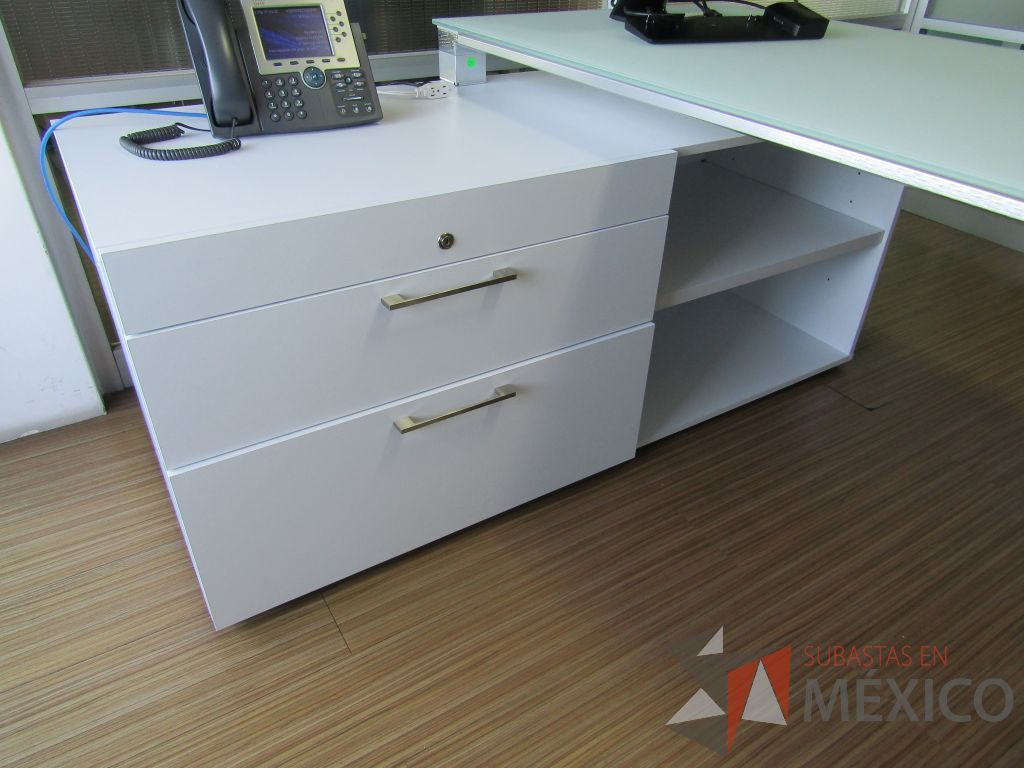 Lote 194 - Escritorio recargado sobre credenza con 3 cajones y 1 entrepaño - Imagen 8