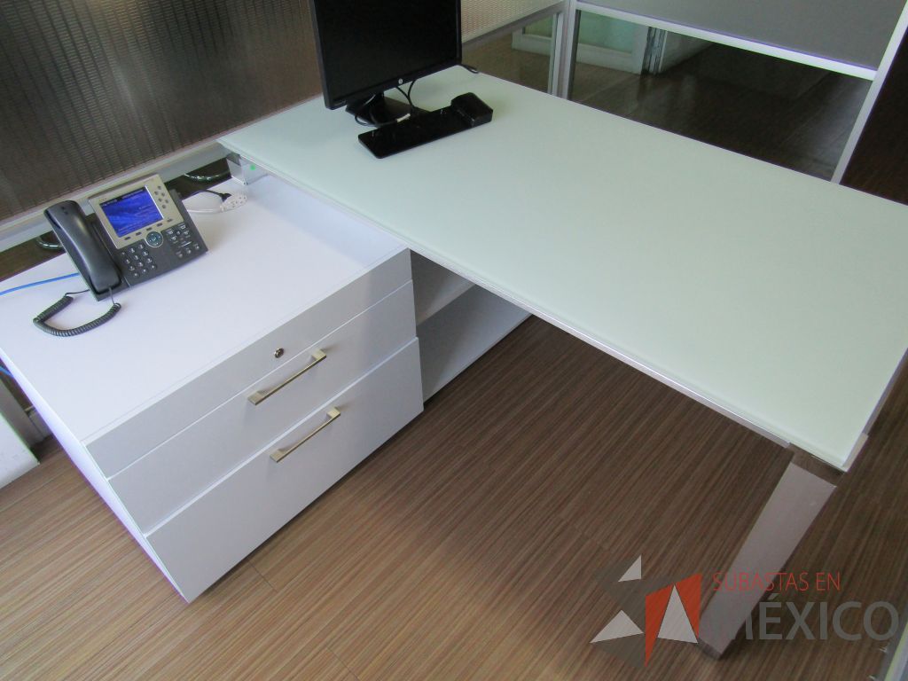 Lote 194 - Escritorio recargado sobre credenza con 3 cajones y 1 entrepaño - Imagen 9