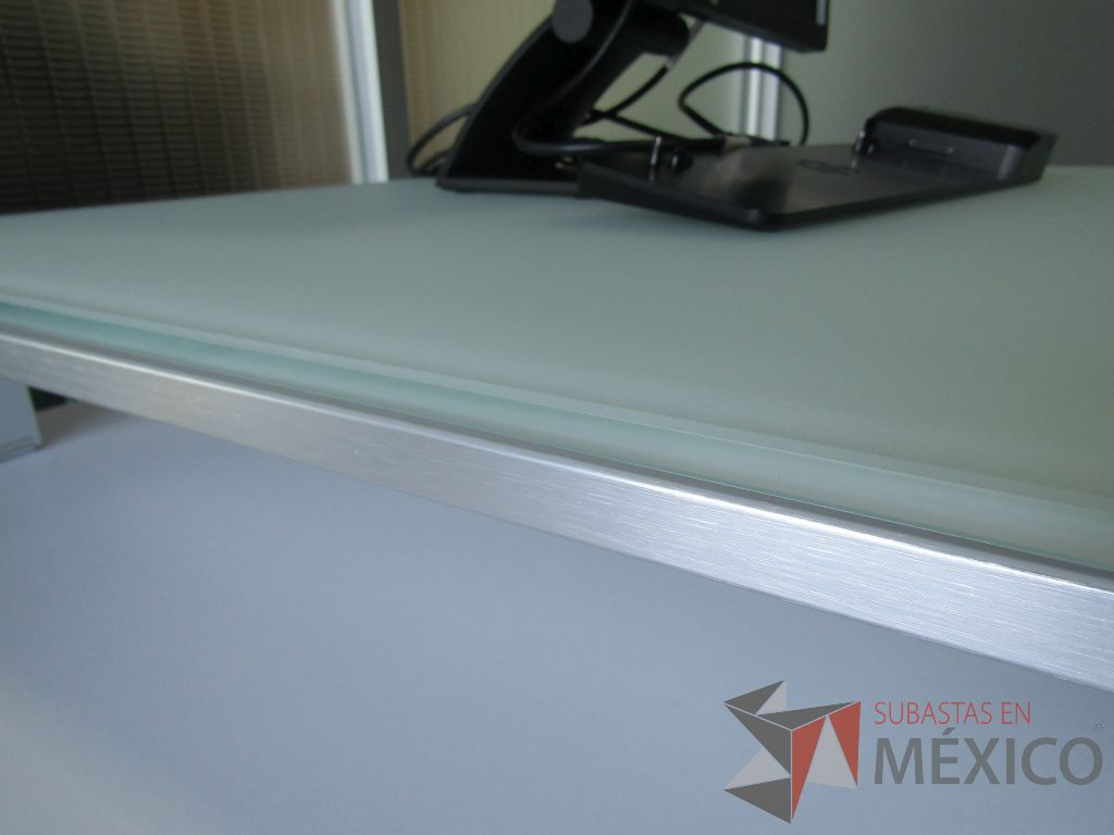 Lote 194 - Escritorio recargado sobre credenza con 3 cajones y 1 entrepaño - Imagen 11