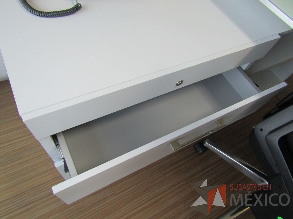 Lote 194 - Escritorio recargado sobre credenza con 3 cajones y 1 entrepaño - Imagen 12