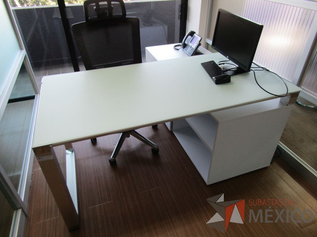 Lote 194 - Escritorio recargado sobre credenza con 3 cajones y 1 entrepaño - Imagen 13