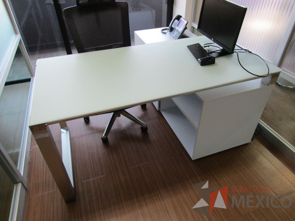 Lote 194 - Escritorio recargado sobre credenza con 3 cajones y 1 entrepaño - Imagen 14