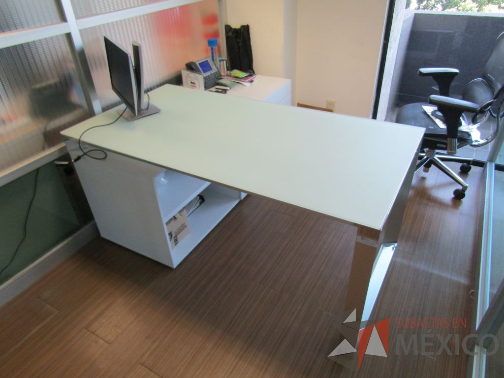 Lote 195 - Escritorio recargado sobre credenza con 3 cajones y 1 entrepaño - Imagen 2