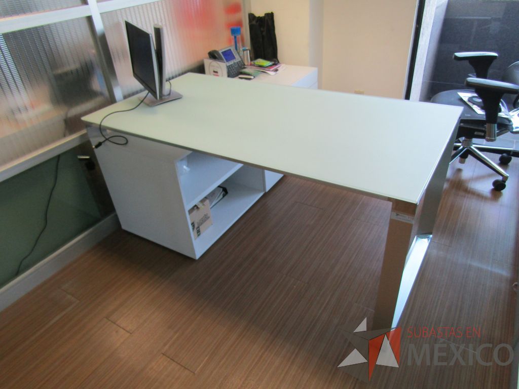 Lote 195 - Escritorio recargado sobre credenza con 3 cajones y 1 entrepaño - Imagen 3