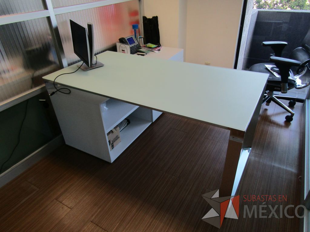 Lote 195 - Escritorio recargado sobre credenza con 3 cajones y 1 entrepaño - Imagen 4