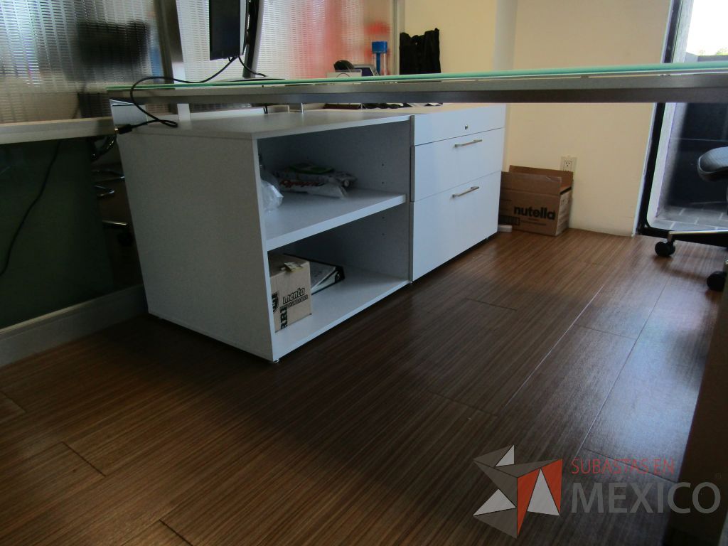 Lote 195 - Escritorio recargado sobre credenza con 3 cajones y 1 entrepaño - Imagen 5