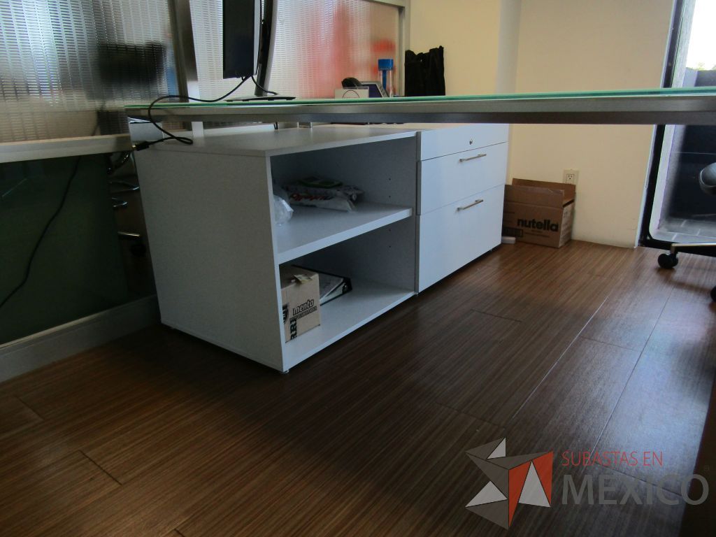 Lote 195 - Escritorio recargado sobre credenza con 3 cajones y 1 entrepaño - Imagen 6