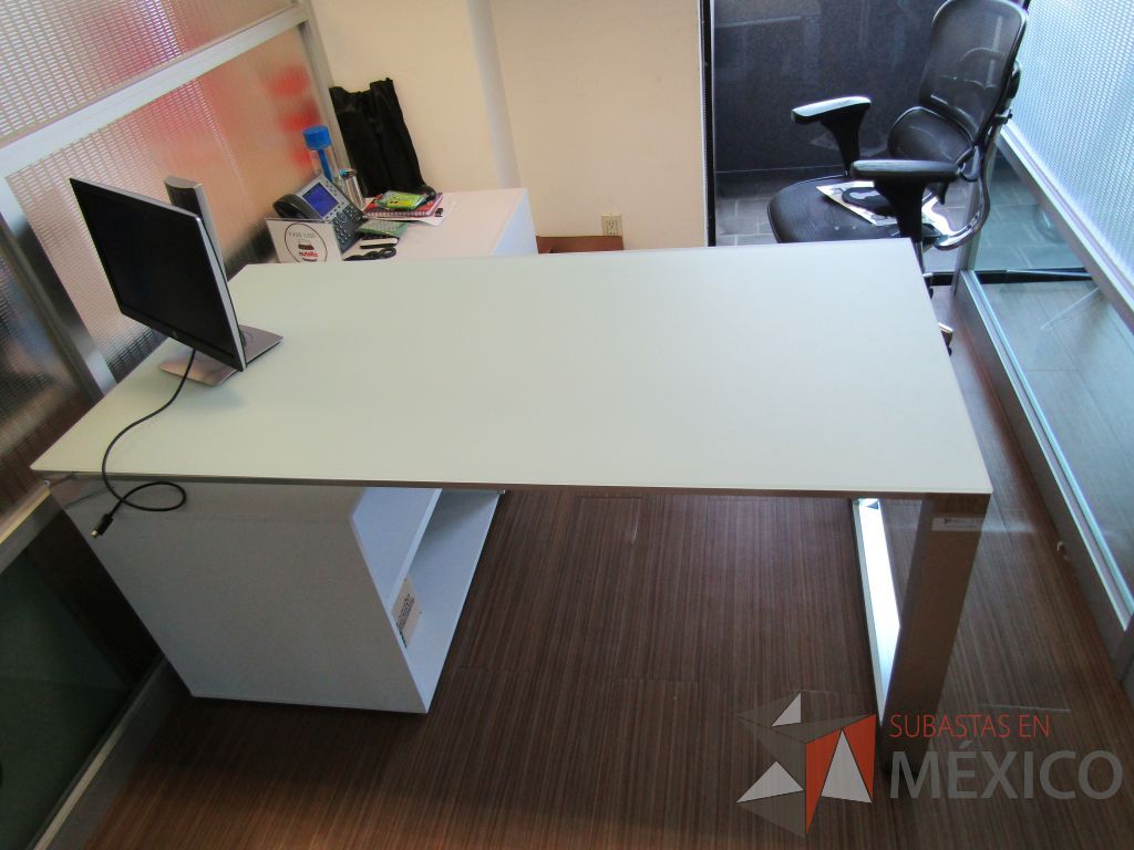 Lote 195 - Escritorio recargado sobre credenza con 3 cajones y 1 entrepaño - Imagen 8