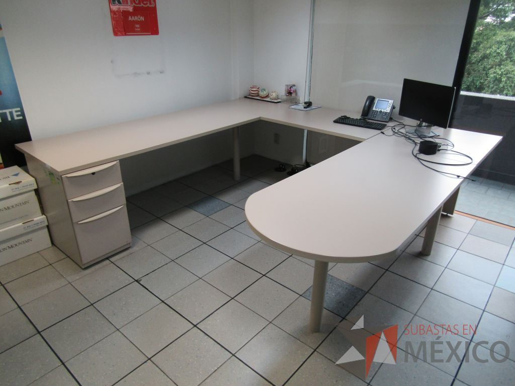 Lote 340 - Escritorio en herradura con archivero de 3 cajones