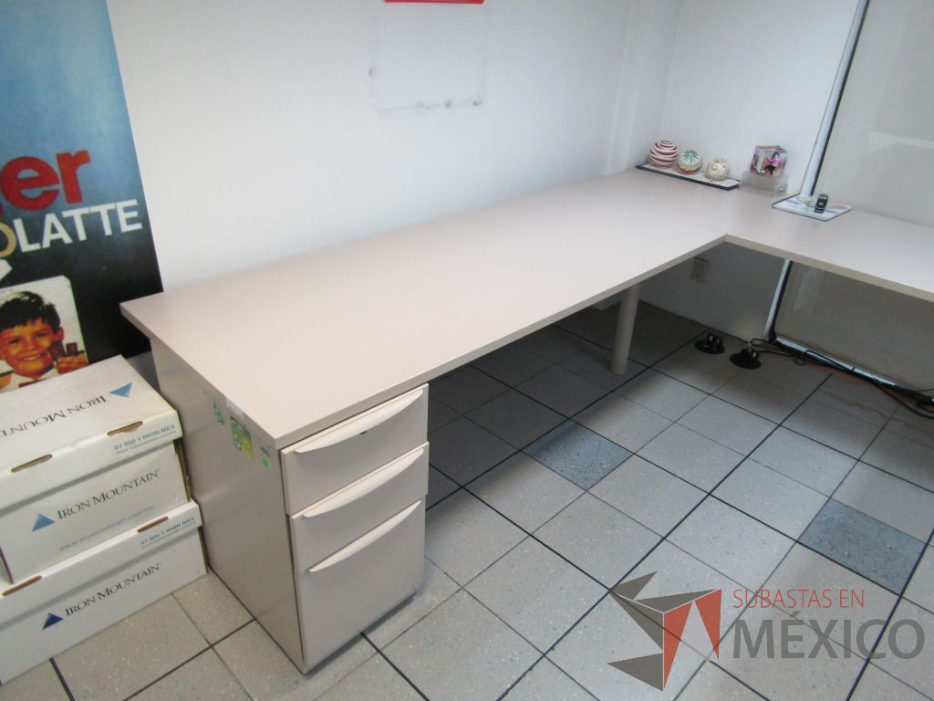 Lote 340 - Escritorio en herradura con archivero de 3 cajones - Imagen 4