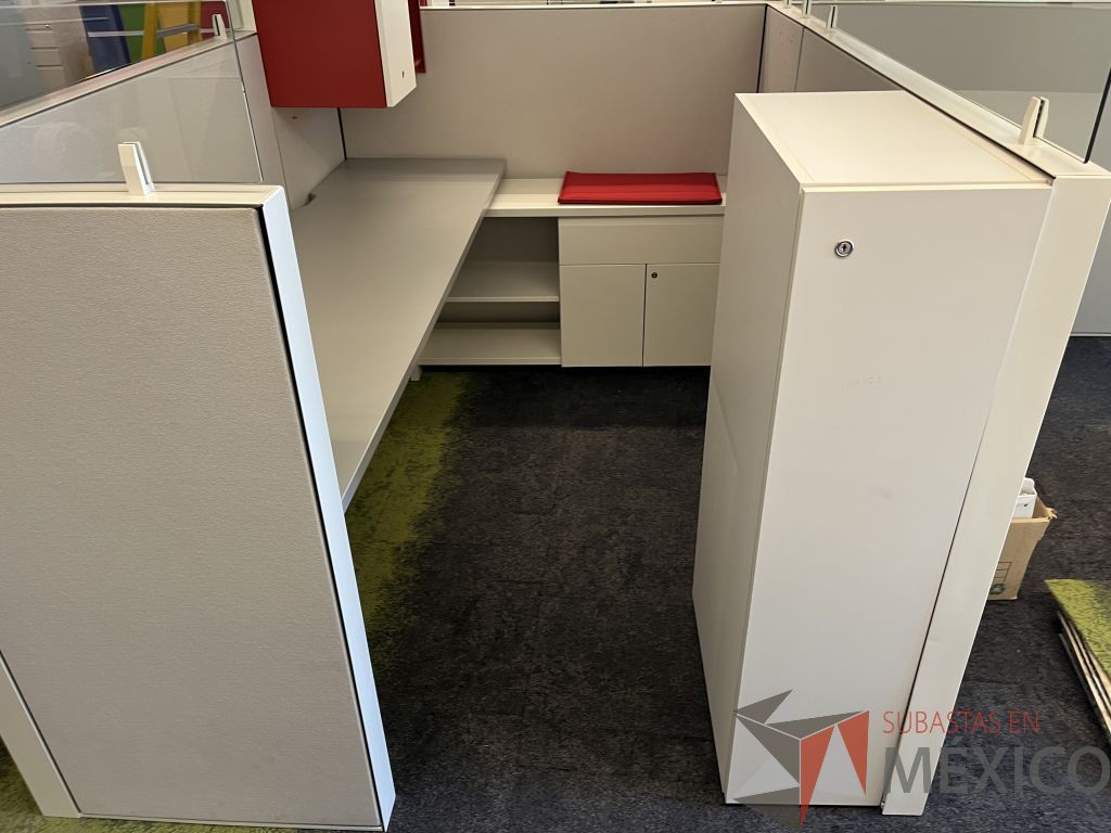 Lote 023 - Estación de trabajo para 3 personas incluye 3 Credenzas, 3 Gabinetes Verticales y 3 Gavetas - Haworth - Imagen 4