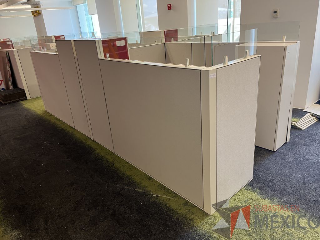 Lote 023 - Estación de trabajo para 3 personas incluye 3 Credenzas, 3 Gabinetes Verticales y 3 Gavetas - Haworth - Imagen 6