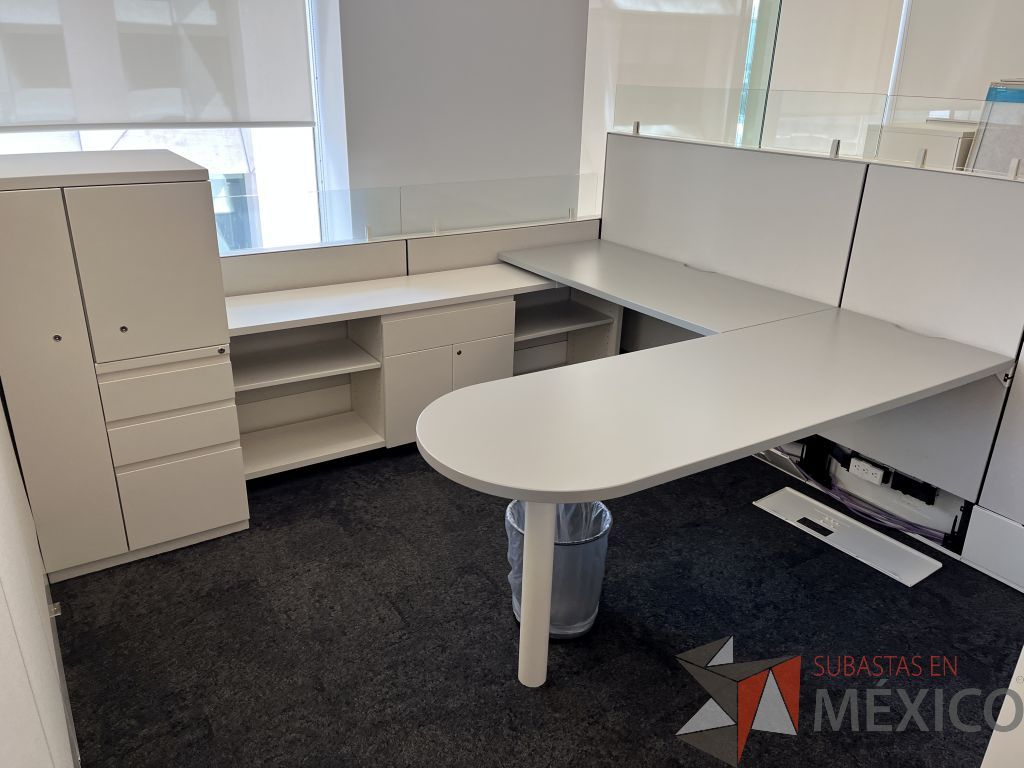 Lote 029 - Estación de trabajo para 3 personas gerencial incluye 3 Credenzas y 3 Gabinetes Verticales - Haworth