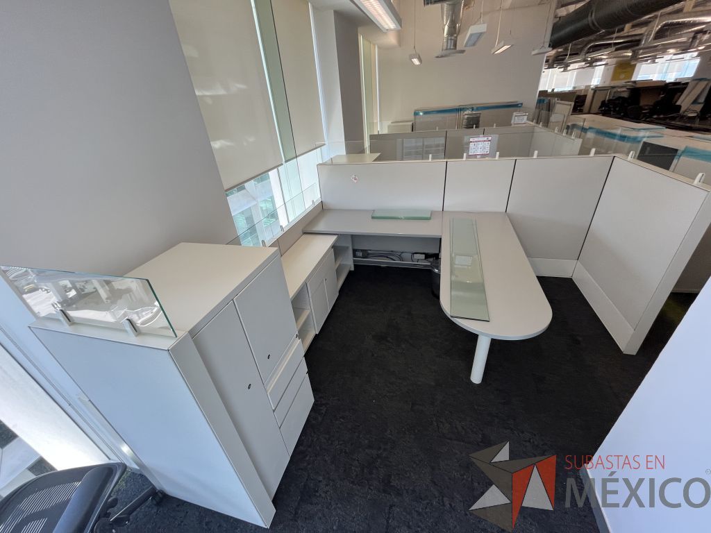 Lote 029 - Estación de trabajo para 3 personas gerencial incluye 3 Credenzas y 3 Gabinetes Verticales - Haworth - Imagen 3