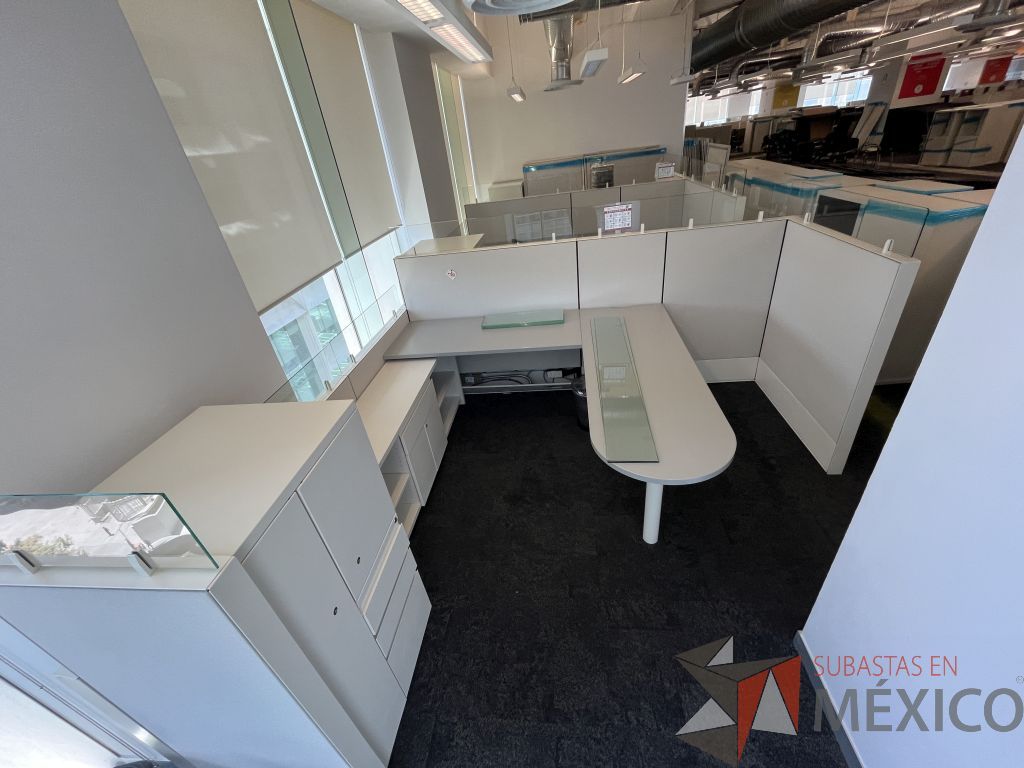 Lote 029 - Estación de trabajo para 3 personas gerencial incluye 3 Credenzas y 3 Gabinetes Verticales - Haworth - Imagen 4