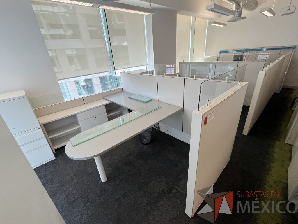 Lote 029 - Estación de trabajo para 3 personas gerencial incluye 3 Credenzas y 3 Gabinetes Verticales - Haworth - Imagen 5