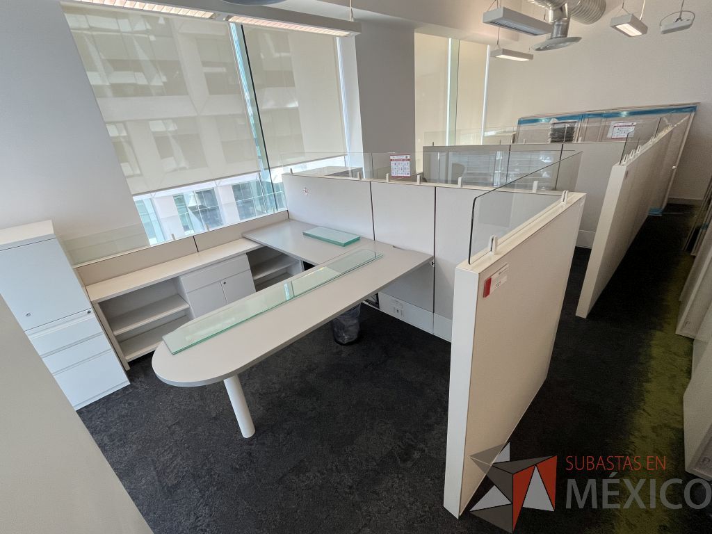 Lote 029 - Estación de trabajo para 3 personas gerencial incluye 3 Credenzas y 3 Gabinetes Verticales - Haworth - Imagen 6