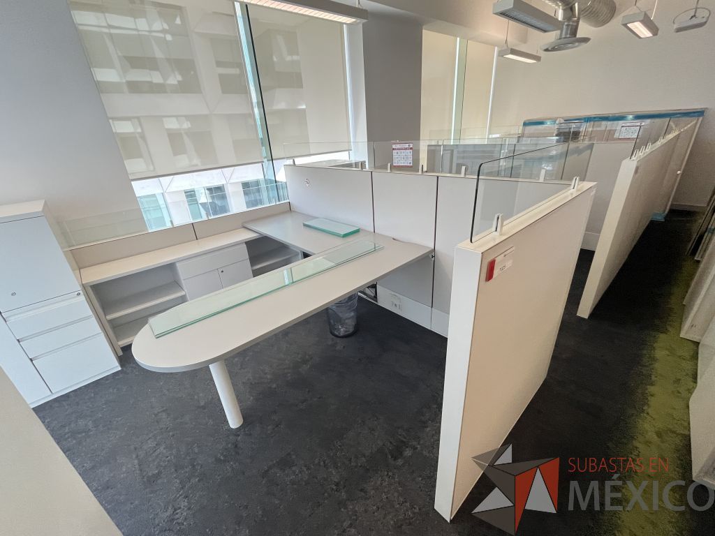 Lote 029 - Estación de trabajo para 3 personas gerencial incluye 3 Credenzas y 3 Gabinetes Verticales - Haworth - Imagen 7