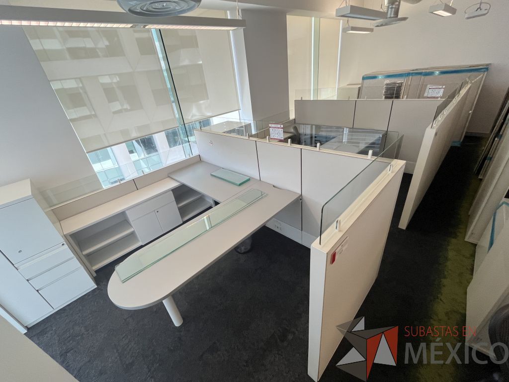 Lote 029 - Estación de trabajo para 3 personas gerencial incluye 3 Credenzas y 3 Gabinetes Verticales - Haworth - Imagen 8