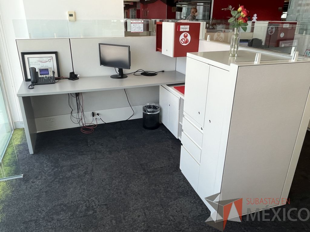 Lote 011 - Estación de trabajo para 4 personas incluye 4 Credenzas, 6 Gabinetes y 4 Gavetas - Haworth - Imagen 6