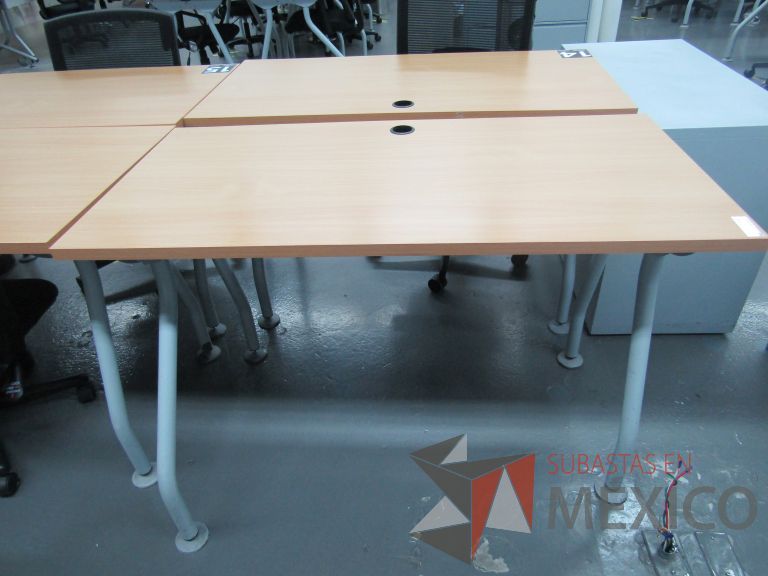 Lote 009 - 2 Mesas de trabajo patas metálicas y cubierta color madera - Imagen 2