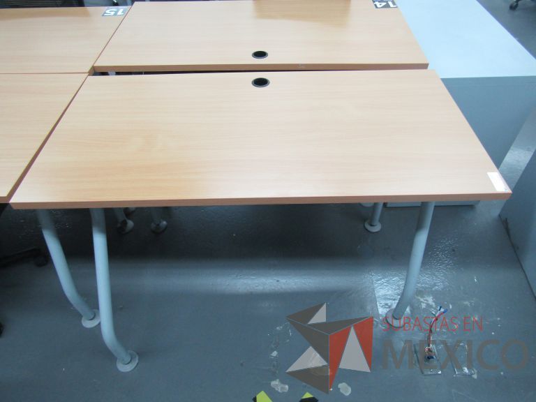Lote 009 - 2 Mesas de trabajo patas metálicas y cubierta color madera